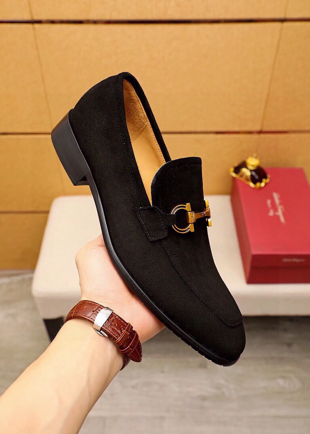 Men's shoes 💰520 💐 Product trademark: Ferragamo "Ferragamo" casual leather shoes Regular size: 38-44 (45🉑️customized) Product materials: Selected imported first-layer frosted cowhide upper + original hardware buckle, imported water-dyed cowhide leather lining. Strong three-dimensional visual effect, combined outsole Color: 2⃣️colors available
